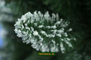 umelé vianoèné stromèeky so snehom