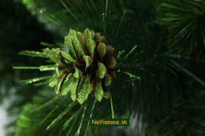 zelený vianoèný stromèek so šiškami